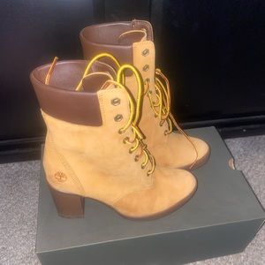 Timberland woman boots only worn once.